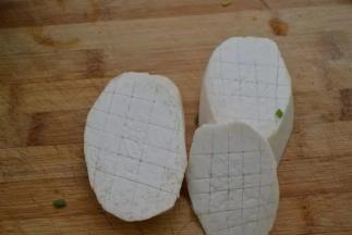 2 杏鲍菇切大片上花刀便于入味