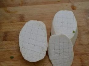 2 杏鲍菇切大片上花刀便于入味