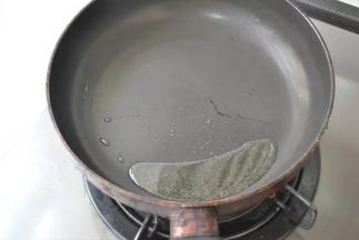 4 锅中到一点点油