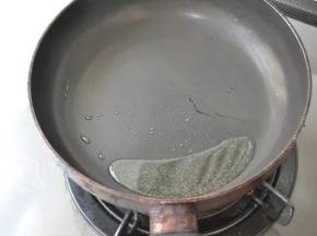 4 锅中到一点点油