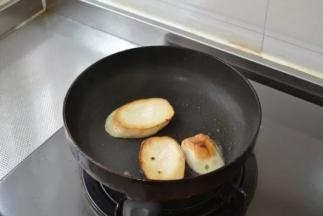 6 煎直至两面焦黄
