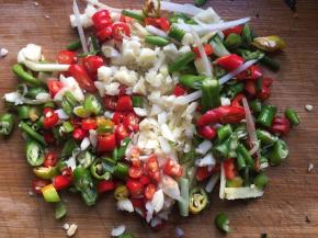 将蒜头切末，生姜切成姜丝，青椒切断；