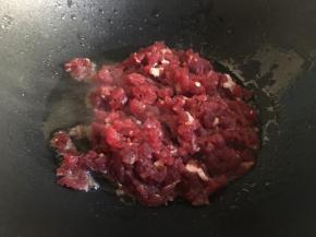 锅内放多点油，油热放入牛肉快速滑炒；