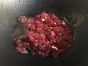 锅内放多点油，油热放入牛肉快速滑炒；
