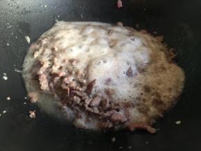 倒入啤酒后搅拌均匀后盛盘备用；一定要及时装盘，大部分变色即可，牛肉容易炒老，而且啤酒也可换成料酒、黄酒等，不同的酒去腥效果不同，带来的口感风味也会有所不同；