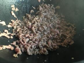 炒至大部分牛肉变色；