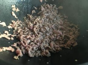 炒至大部分牛肉变色；