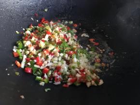 再次起锅倒入少许油，倒入姜末、蒜末、辣椒碎，不停翻炒，三者的份量可以根据自己的喜好进行调整，比如喜欢吃辣则可以辣椒多放点，不喜欢则可以不放或者少放点；