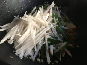 爆香后倒入白萝卜丝；