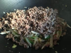 倒入首先炒好的牛肉丝，不停翻炒1分钟左右；