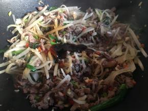 最后调入适量盐、2勺生抽、半勺老抽、1勺蚝油、1勺白糖、鸡精小半勺；