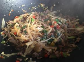 大火翻炒均匀，装盘出锅即可；