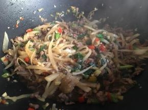 大火翻炒均匀，装盘出锅即可；