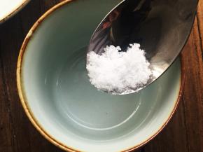 煮面的同时，调好酱汁，加入白糖。