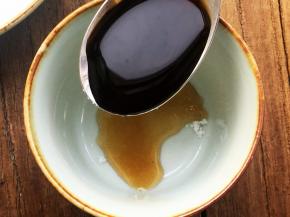 生抽，然后调匀，面煮好后，加三汤匙煮面的面汤调和均匀，酱汁就做好了。