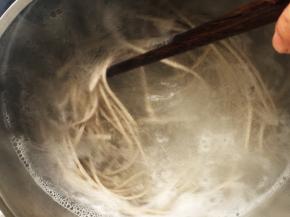 用筷子不断搅拌，以免沸锅，大约煮三四分钟即可捞出。