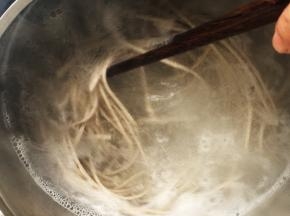 用筷子不断搅拌，以免沸锅，大约煮三四分钟即可捞出。
