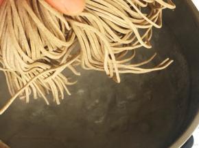 水煮沸，下入荞麦面。