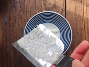 擦一点白萝卜泥，白萝卜泥与面一起食用，爽口，提味。