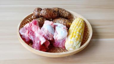 筒骨、毛芋、玉米。