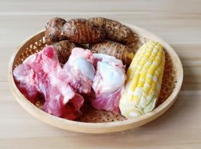 筒骨、毛芋、玉米。