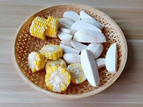 玉米切小段，毛芋去皮切块。