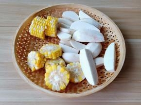 玉米切小段，毛芋去皮切块。