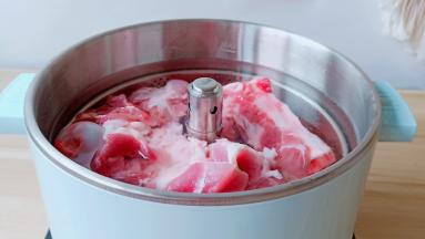 筒骨冷水下锅加一点料酒，生姜片焯水。