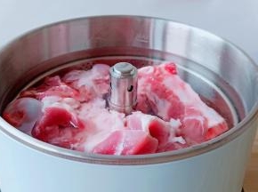 筒骨冷水下锅加一点料酒，生姜片焯水。