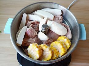 锅里放冲洗好的筒骨，玉米，毛芋与适量的清水。