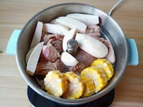 锅里放冲洗好的筒骨，玉米，毛芋与适量的清水。