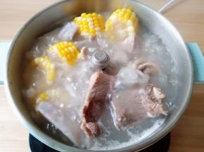 开大火烧开，中小火慢炖45分钟，汤汁奶白，撒一点盐调味。