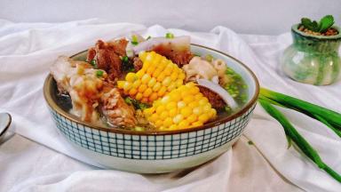 
掀开锅盖那一瞬间，汤底咕噜咕噜冒出的香气扑面而来！