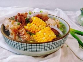 
掀开锅盖那一瞬间，汤底咕噜咕噜冒出的香气扑面而来！