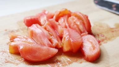 西红柿烫一下去皮，切块