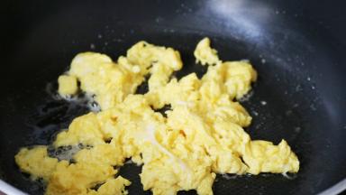 鸡蛋炒熟，盛出备用