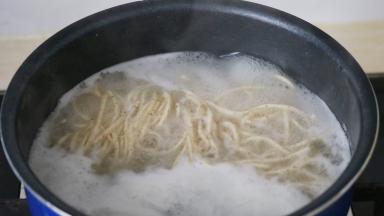 炒西红柿的同时也煮面条