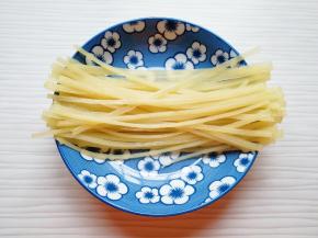 冷面顺着纹路撕成条状。