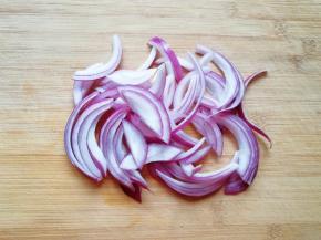 洋葱切成丝。