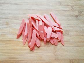火腿肠切成长条。