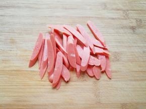 火腿肠切成长条。
