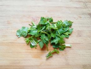 香菜切碎。