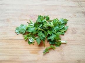 香菜切碎。