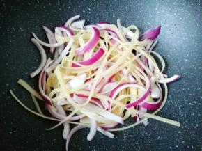 下入洋葱丝炒香。