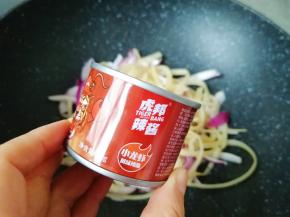 加入一勺小龙虾风味辣酱。