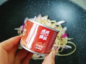加入一勺小龙虾风味辣酱。