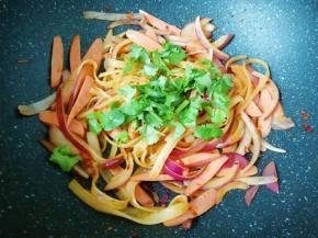 下入火腿肠翻炒均匀关火，最后撒入香菜利用锅的余温翻炒均匀。