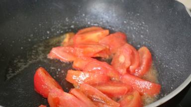 锅中倒入一点食用油，放入西红柿