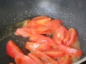 锅中倒入一点食用油，放入西红柿