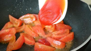 倒入番茄酱翻炒至出汁